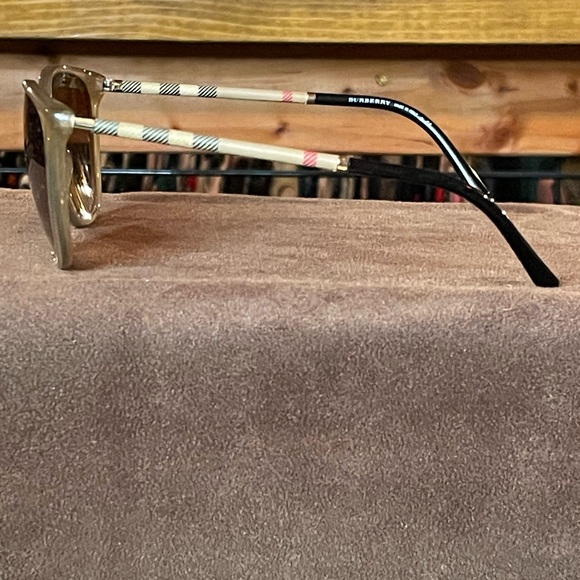 Authenticated: Burberry sunglasses and case - Picture 4 of 13